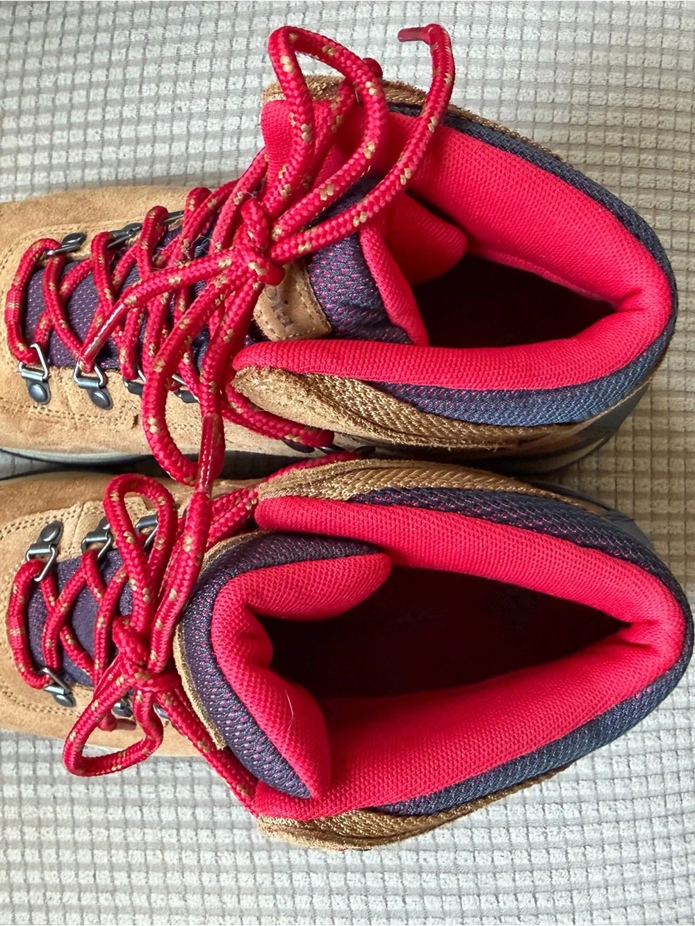 NEW - 9 Columbia Tan Suede Hiking Boots with Red Laces
